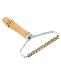 Clothes shaver to remove hair crumbs