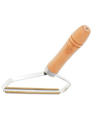 Clothes shaver to remove hair crumbs