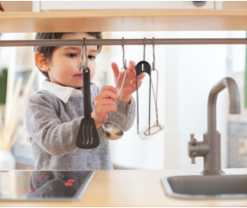Play kitchen and accessories